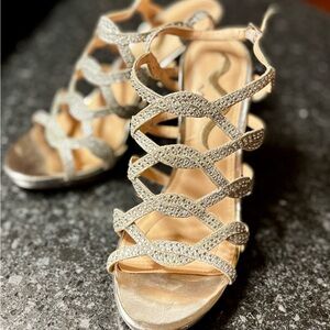 PRICE DROP! Nina Silver Metallic Sequin Heels – Size 8